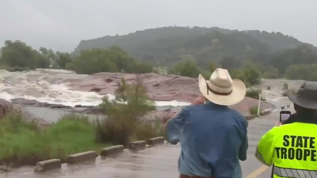 Đêm kinh hoàng trong trận lũ quét ở Texas