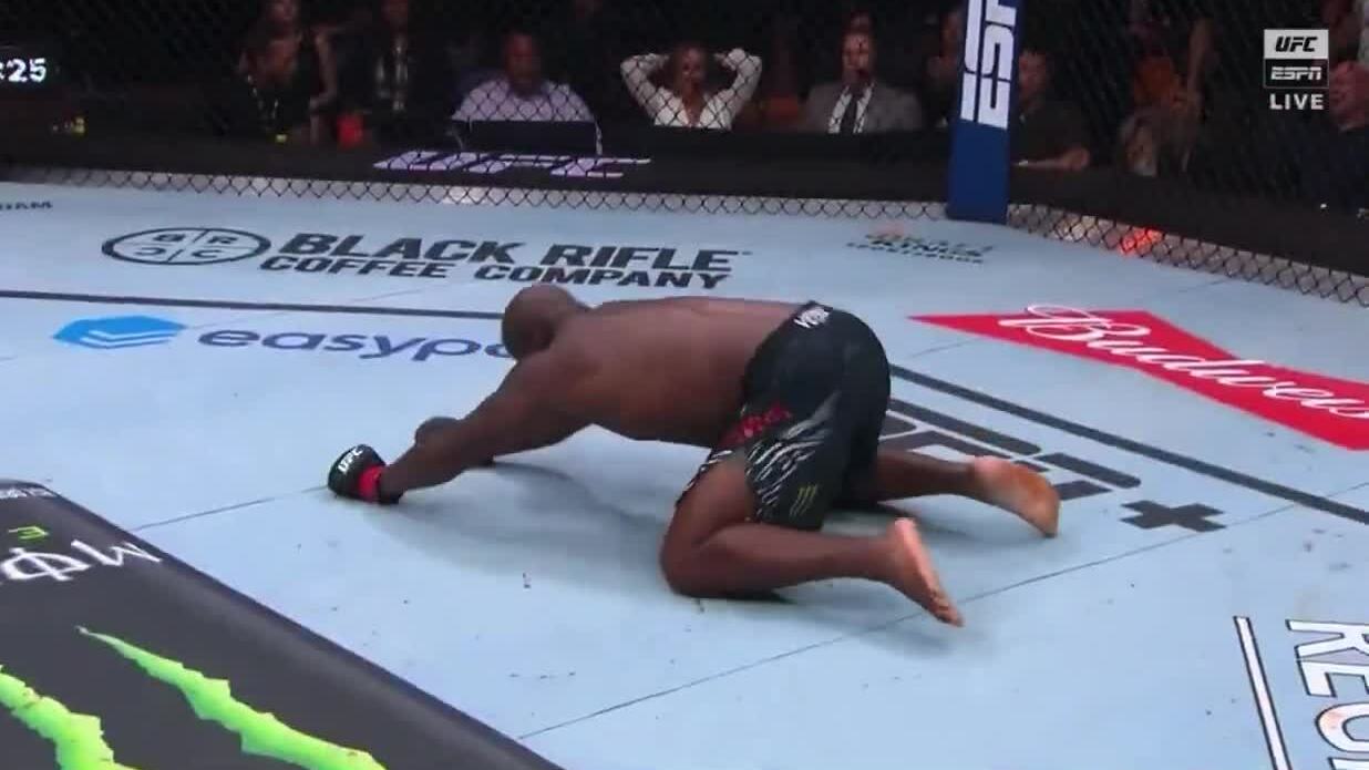Derrick Lewis thắng knock-out sau 35 giây