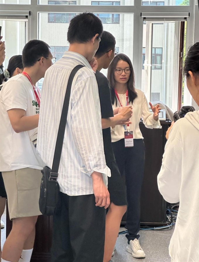Vi Đông Dịch (áo kẻ) cùng các sinh viên lắng nghe Vương Hồng giải thích những vấn đề toán học trong buổi giao lưu ở Bắc Kinh hồi tháng 6. Ảnh: The Cover