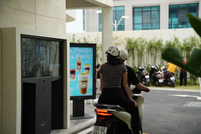 Cửa hàng drive-thru đầu tiên của Highlands Coffee có thể nhận đơn của khách ôtô và xe máy. Ảnh: Highlands