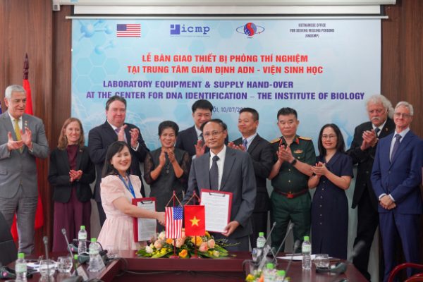Việt Nam tiếp nhận công nghệ giám định ADN từ Mỹ
