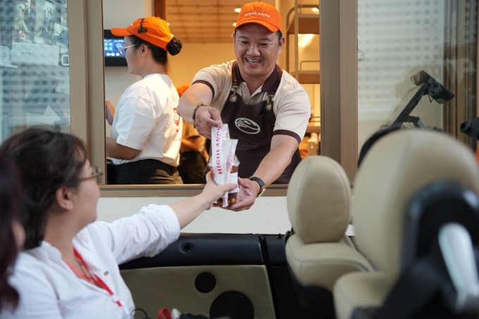 Khách hàng đi ôtô tiết kiệm thời gian gửi xe, không cần lo ngại bất tiền khi đỗ xe mua nước bên đường. Ảnh: Highlands