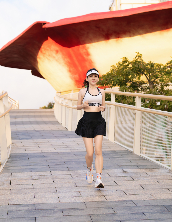 Runner tập chạy đổ dốc tại Sala, TP HCM. Ảnh: Kacey Ngô