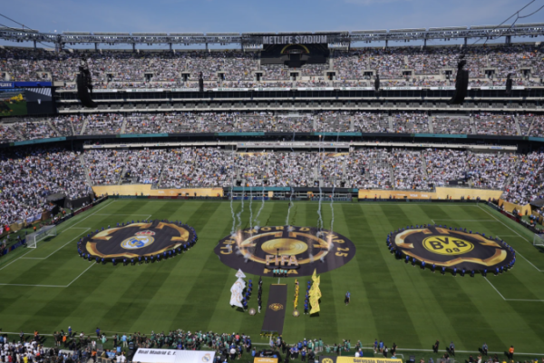HLV Dortmund chê sân MetLife tệ hơn sân golf
