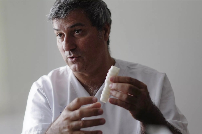 Paolo Macchiarini nổi tiếng với nghiên cứu về khí quản nhân tạo. Ảnh: Netflix