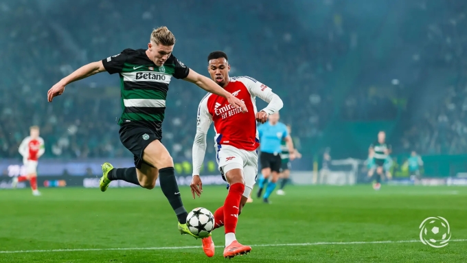 Gyokeres đi bóng qua trung vệ Gabriel trong trận Sporting - Arsenal ở vòng bảng Champions League 2024-2025. Ảnh: Bola na Rede