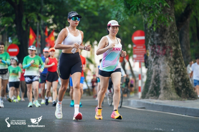Đeo kính râm, đội mũ và mặc đồ thoáng mát giúp runner thoải mái hơn khi chạy trong những ngày nóng, oi bức. Ảnh: Long Distance Runners