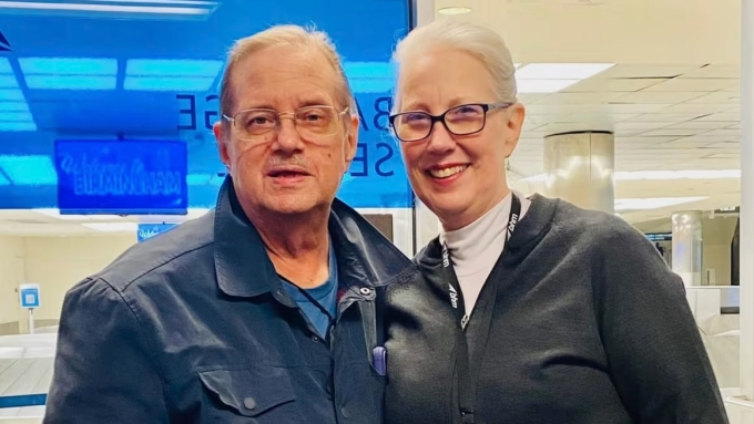 Ông Bruce Gamble và bà Jill Hickey ở sân bay Birmingham-Shuttlesworth. Ảnh: CNN