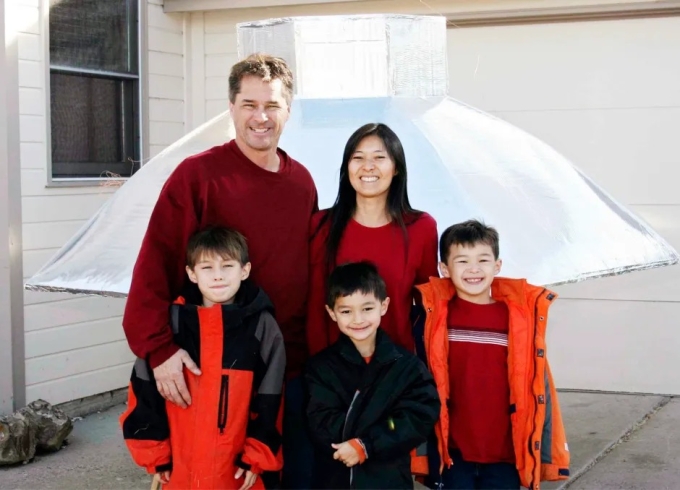 Vợ chồng Richard và Mayumi Heene cùng ba con trai chụp hình trước nhà, năm 2009. Ảnh: Reuters
