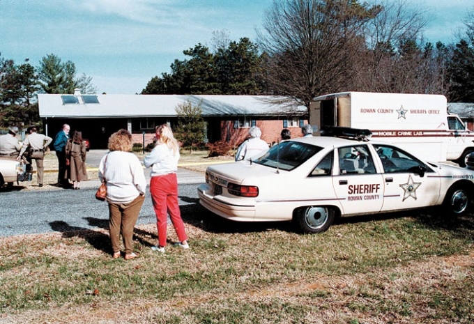 Xe cảnh sát và người dân vây quanh nhà Catherine Miller, nơi phát hiện thi thể bà vào ngày 10/12/1993. Ảnh: Salisbury Post