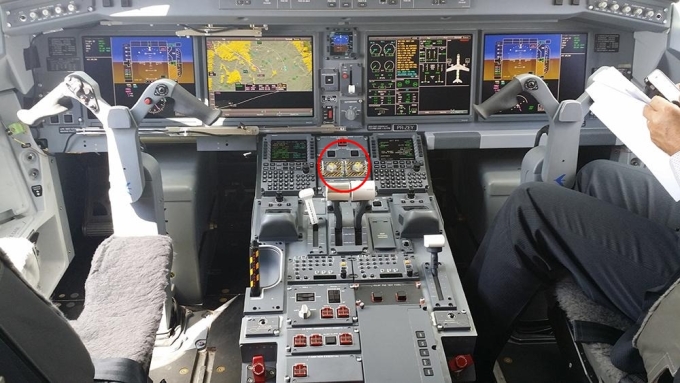 Bảng điều khiến trung tâm của máy bay E190-E2 của Embraer. Ảnh: Aviation Week