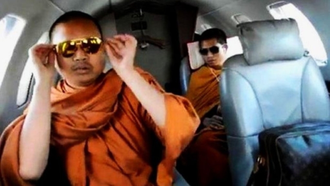 Wirapol Sukphol (trái) trong video gây tranh cãi trên YouTube. Ảnh: YouTube