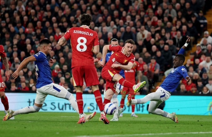 Jota dứt điểm ghi bàn giúp Liverpool hạ Everton ở vòng 30 Ngoại hạng Anh trên sân Anfield ngày 2/4/2025. Ảnh: Reuters