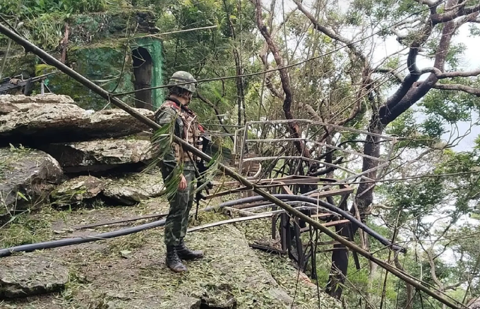 Lính Thái Lan phá dỡ cầu thang thép dẫn lên đồi Phu Makua. Ảnh: Quân đội Thái Lan