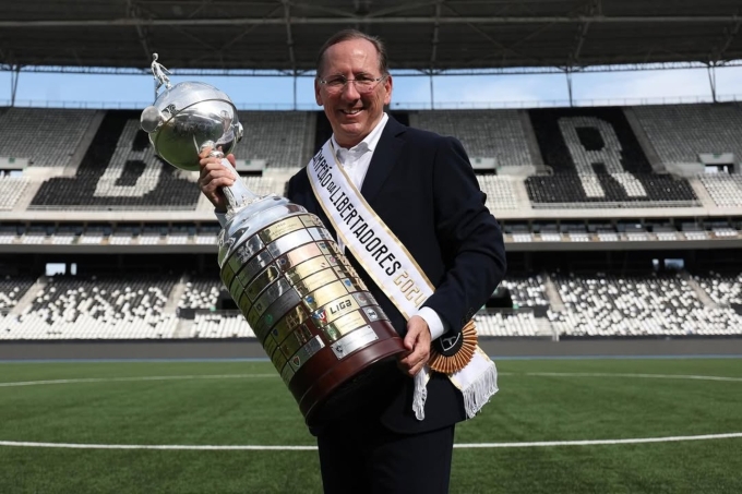 Tỷ phú Mỹ Textor ôm cup vô địch Copa Libertadores của Botafogo năm 2024. Ảnh: AFP