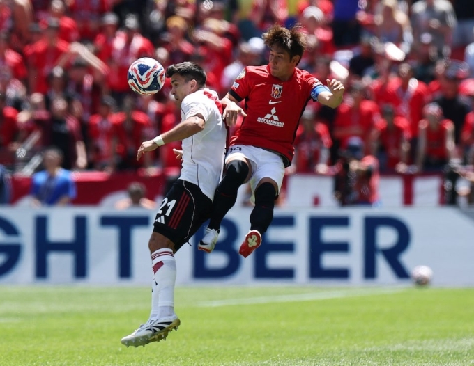 Hậu vệ River Marcos Acuna (số 21) tranh chấp với tiền đạo Urawa Red Diamonds Takahiro Sekine trong trận bảng E FIFA Club World Cup 2025 trên sân Lumen Field, Seattle, ngày 17/6. Ảnh: Reuters