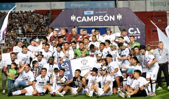 Central chỉ nhận hơn 58.000 USD tiền thưởng cho chức vô địch Cup Quốc gia Argentina 2023-2024. Ảnh: EFE