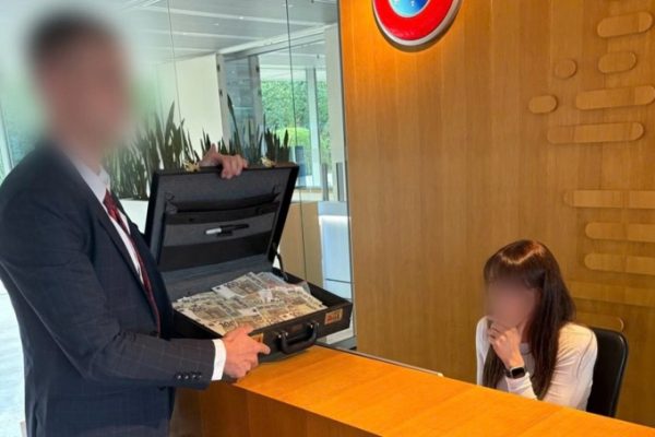 CĐV Crystal Palace gây sốc tại UEFA với vali tiền giả