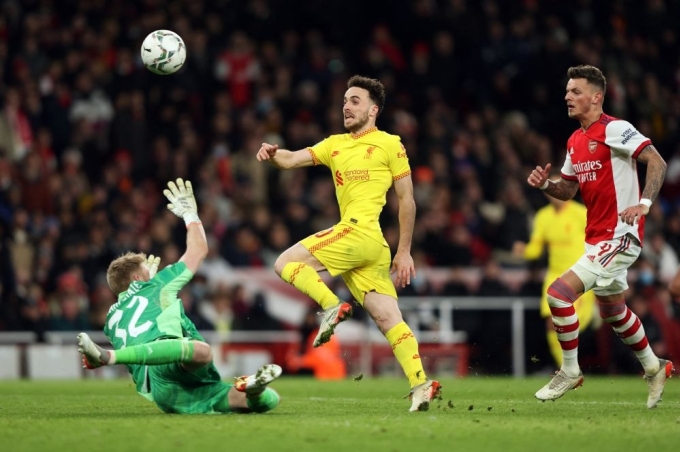 Jota (áo vàng) ghi bàn trong trận Liverpool thắng Arsenal 2-0 ở lượt về bán kết Cup Liên đoàn Anh trên sân Emirates, London ngày 20/1/2022. Ảnh: Reuters