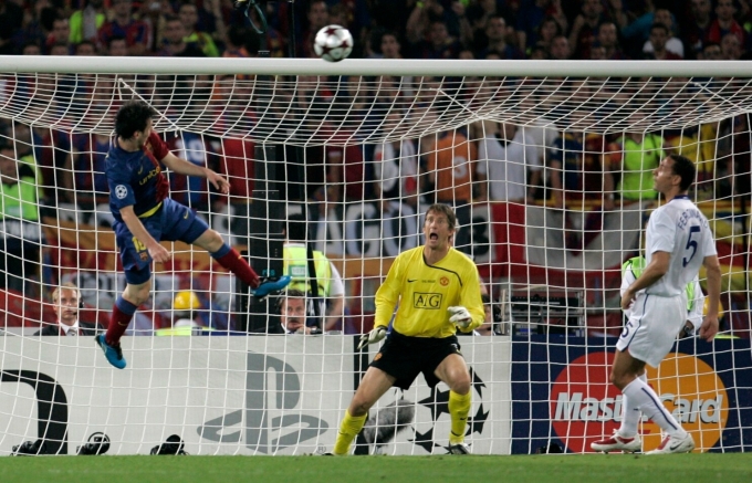 Messi đánh đầu ghi bàn vào lưới Man Utd trong trận chung kết Champions League 2009 trên sân Olimpico, Rome, Italy. Ảnh: AP