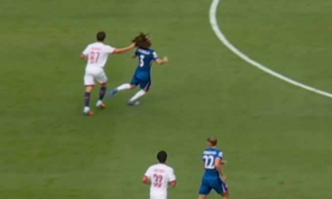 Neves giật tóc Cucurella từ phía sau trong trận Chelsea 3-0 PSG tối 13/7. Ảnh chụp màn hình