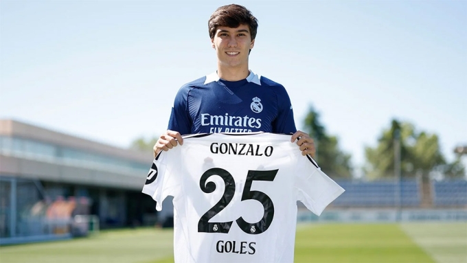 Gonzalo được tặng chiếc áo ghi dấu kỷ lục 25 bàn cho Real Madrid Castilla ở Primera RFEF mùa 2024-2025. Ảnh: Real Madrid