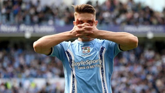 Gyökeres mừng bàn kiểu đan tay giả vờ làm mặt nạ như nhân vật Bane trong vũ trụ phim Batman. Ảnh: Sky Sports