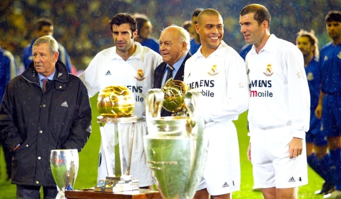 Ronaldo (áo trắng) giữa nhận Quả Bóng Vàng 2022 bên cạnh các tiền bối, đồng đội là chủ nhân danh hiệu này trước kia gồm Kopa (trái), Figo, Di Stefano và Zidane. Ảnh: Marca