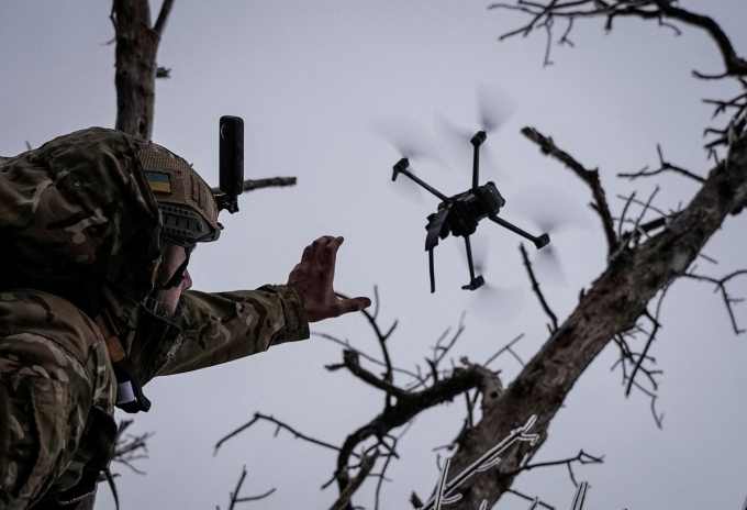 Binh sĩ Ukraine thả một UAV tự sát gần thành phố Bakhmut, vùng miền đông Donetsk, hồi năm 2023. Ảnh: Reuters