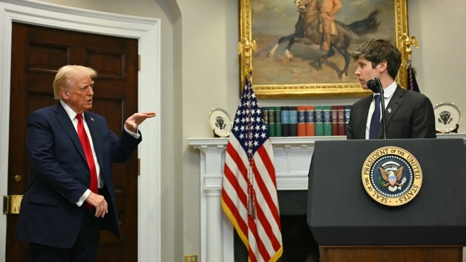 Tổng thống Trump (trái) và Altman tại Nhà Trắng ngày 21/1. Ảnh: AFP