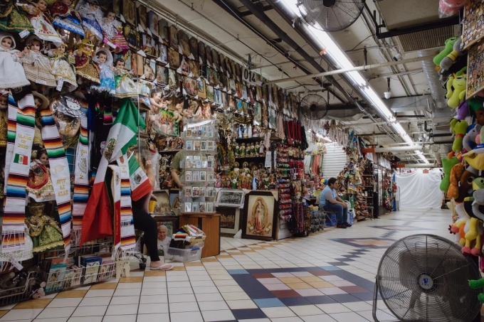 Các gian hàng vắng khách mua bên trong trung tâm thương mại El Mercadito chuyên bán hàng hóa Mexico ở Los Angeles hồi tháng 6. Ảnh: NPR
