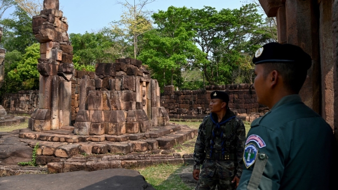 Binh sĩ Thái Lan và Campuchia đứng gác tại một ngôi đền Khmer cổ dọc biên giới tranh chấp giữa hai nước ở tỉnh Oddar Meanchey hồi tháng ba. Ảnh: AFP