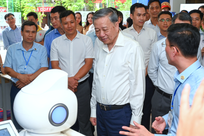 Tổng Bí thư Tô Lâm kiểm tra một số loại thiết bị phục vụ người dân đến làm thủ tục tại Trung tâm phục vụ hành chính công TP Hà Nội. Ảnh: Giang Huy