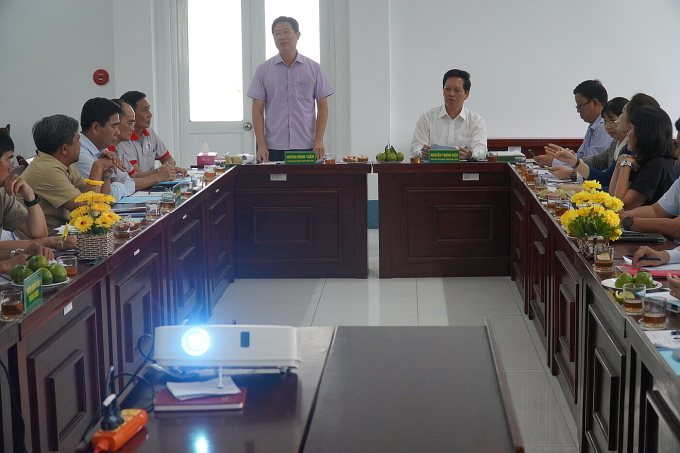 Ông Huỳnh Minh Tuấn (đứng) phó chủ tịch UBND tỉnh Đồng Tháp phát biểu tại buổi làm việc với Vườn quốc gia Tràm Chim. Ảnh: Ngọc Tài