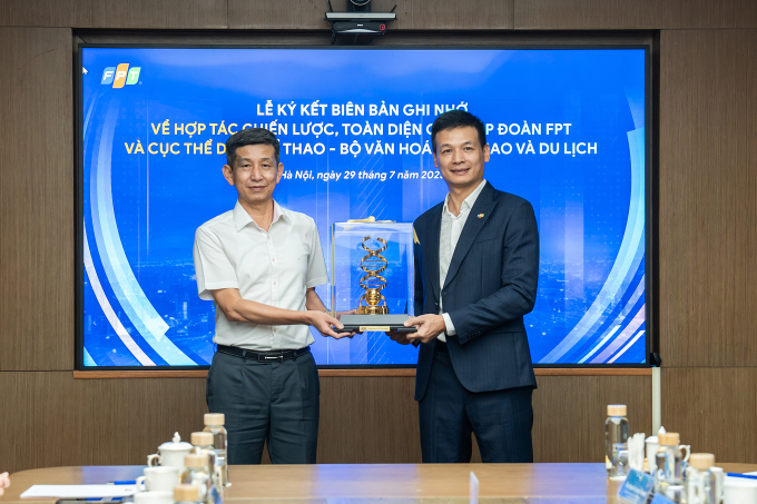 Ông Vũ Anh Tú (phải) trai mô hình gen FPT cho ông Nguyễn Hoàng Danh Việt. Ảnh: Tùng Đinh