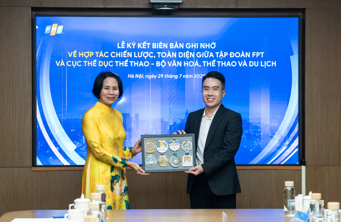 Ông Ngô Mạnh Cường - Tổng Giám đốc FPT Online trao bộ huy chương giải chạy VnExpress Marathon cho Cục Thể dục Thể thao. Ảnh: Tùng Đinh