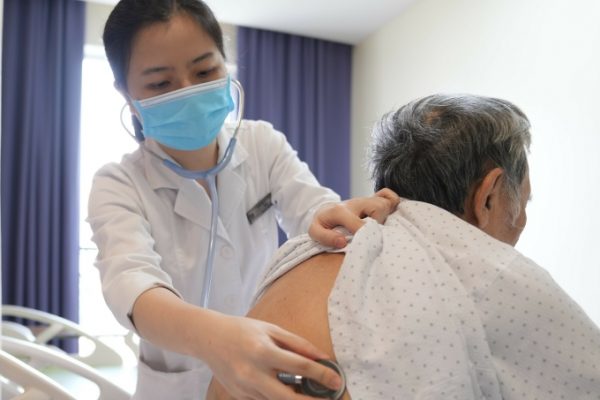 Covid-19: Cụ ông suy hô hấp kèm đa bệnh lý