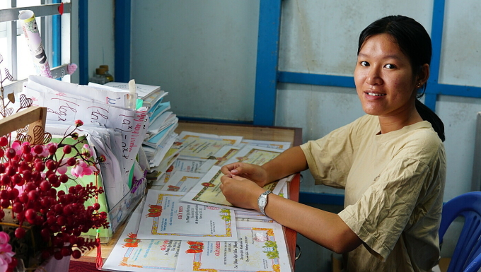 Số giấy khen Phượng không dán lên tường mà cất vào tủ, lâu lâu mang ra xem. Ảnh: Ngọc Tài
