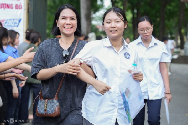 8 trường ở Hà Nội hạ điểm chuẩn lớp 10, hai trường tuyển ‘tràn tuyến’