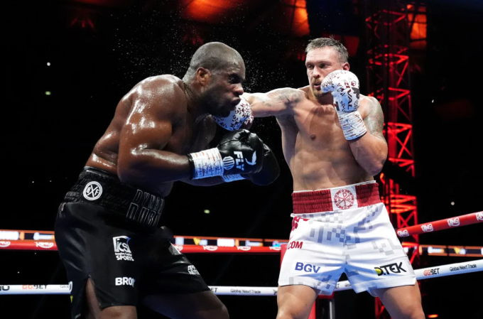 Daniel Dubois (trái) trúng đòn của Oleksandr Usyk trong trận thống nhất 4 đai quyền Anh hạng nặng tại sân Wembley, London, Anh ngày 19/7/2025. Ảnh: PA