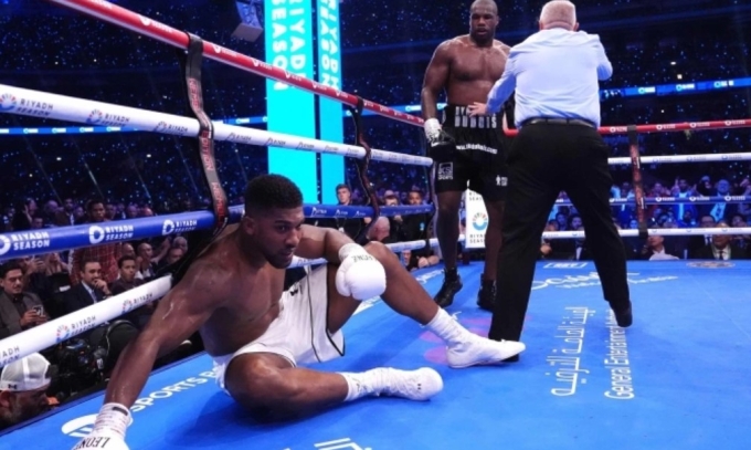 Joshua phải tựa vào hàng rào võ đài sau một lần bị Dubois đấm ngã trong trận quyền Anh hạng nặng trên sân Wembley, London tối 21/9/2024. Ảnh: PA