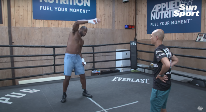 Daniel Dubois tập thể dục dụng cụ với HLV Cuong Hua. Ảnh: Sunsport