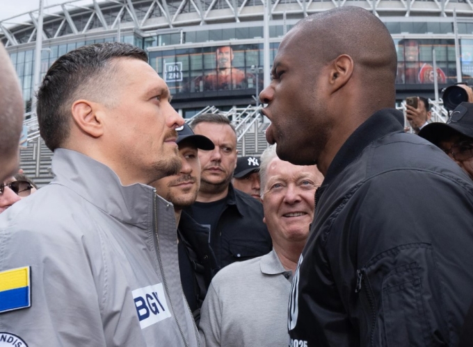 Daniel Dubois (phải) hét lớn khi chạm mặt Oleksandr Usyk bên ngoài Sân vận động Wembley, London, Anh ngày 15/7/2025. Ảnh: Fox