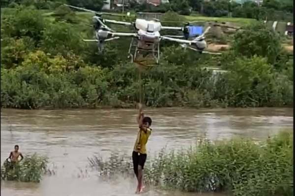 Drone cứu hộ: Giải cứu hai trẻ mắc kẹt trên sông