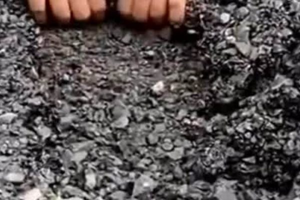 Tố cáo đường kém chất lượng: Dùng tay bóc mặt đường mới xây
