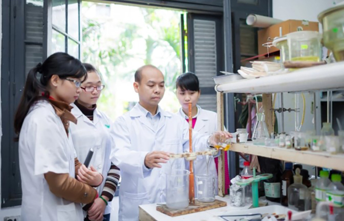 Giảng viên khoa Dược liệu hướng dẫn sinh viên nghiên cứu khoa học tại phòng thí nghiệm của trường Đại học Dược Hà Nội. Ảnh: Fanpage nhà trường