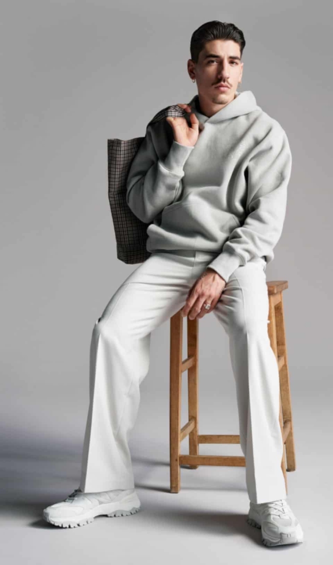 Cầu thủ Héctor Bellerín làm mẫu thời trang. Ảnh: H&M