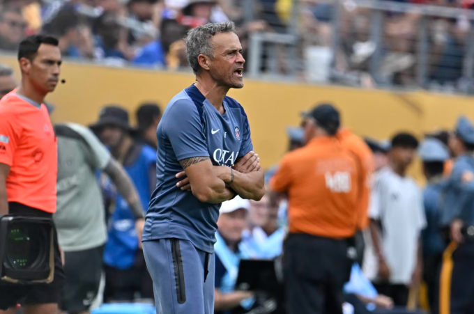 HLV Luis Enrique chỉ đạo trong trận. Ảnh: PSG