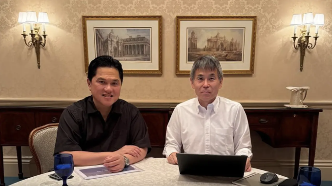 Chủ tịch PSSI Erick Thohir (trái) và tân Trưởng ban trọng tài PSSI Yoshimi Ogawa (phải). Ảnh: Instagram/ErickThohir