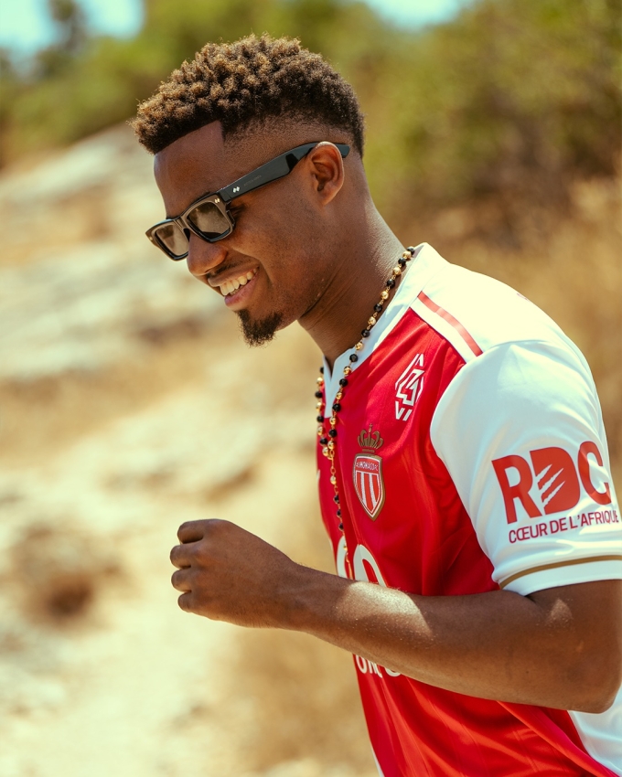 Ansu Fati tạo dáng trong ngày ra mắt AS Monaco. Ảnh: AS Monaco